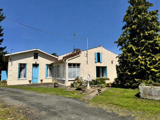 Maison ancienne avec dépendances et parc de 7000 m² 116m² Saint André de Lidon