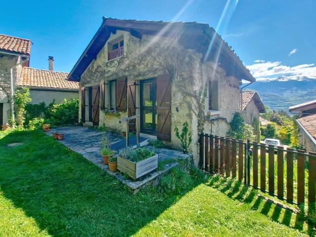 MAISON ANCIENNE AVEC GRANGE EN PIERRE A RENOVER