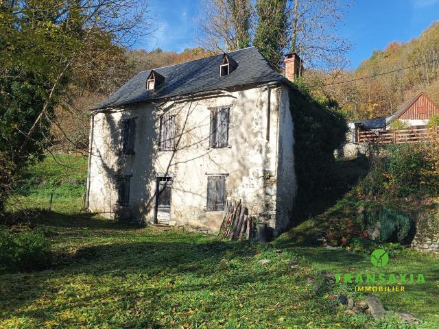 Maison ancienne, avec grand terrain face à la montagne 112m² Saint Lary
