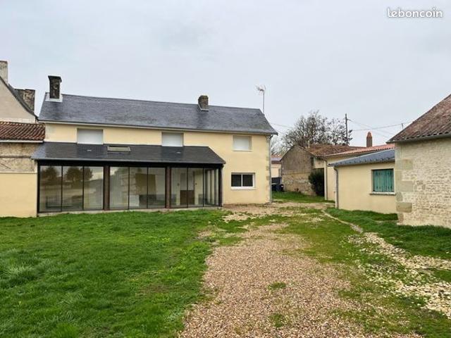 Maison ancienne avec grand hangar et terrain