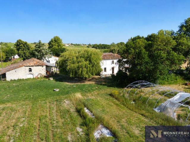 MAISON ANCIENNE AVEC GRAND JARDIN ET DEPENDANCES