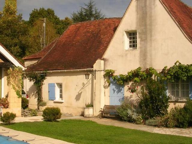 Maison ancienne à renover avec piscine, dépendance et terrain de