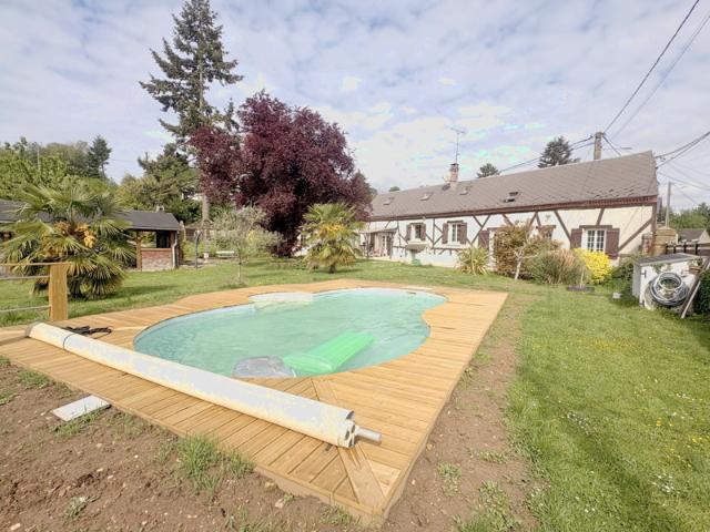 Maison ancienne avec piscine, idéale pour famille !