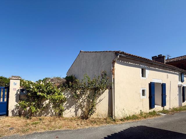 Maison ancienne dans un hameau moins de 2 minutes de Saint Denis du Pin avec commerces et école, 6km de Saint Jean d'Angély, grand terrain