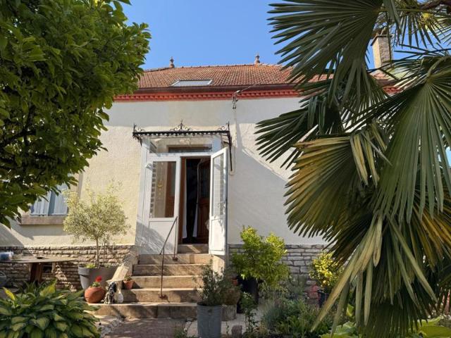 Maison ancienne de 148 m2, 2 ch, bureau, garage et jardin