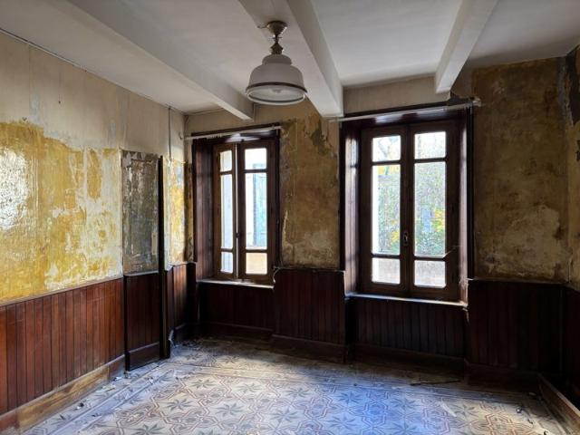Maison ancienne de 160 m² à rénover intégralement avec terra