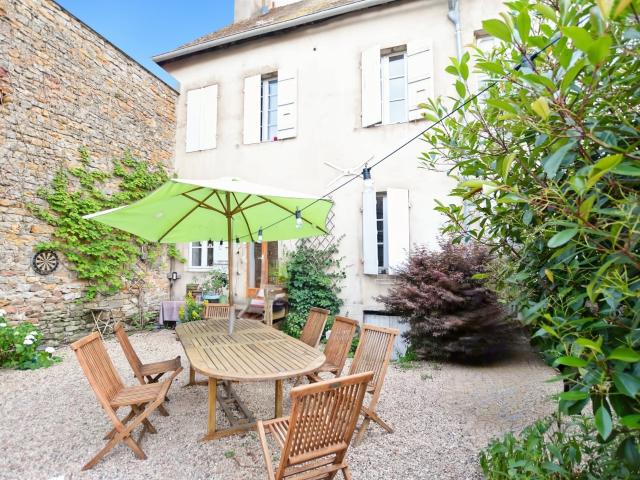 Maison ancienne de 201 m2 avec terrain, à COUCHES 71 207m² Couches