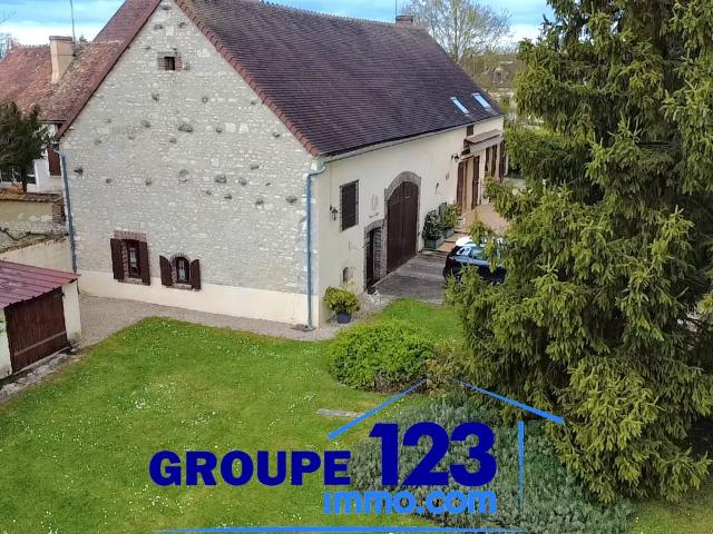 Maison ancienne de caractère avec grand terrain arboré et dé. 157m² Laduz
