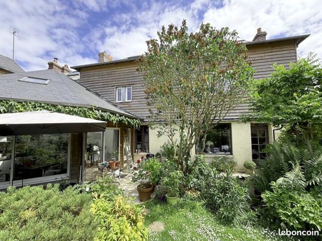 Maison ancienne de charme, avec jardin, terrasse et garage