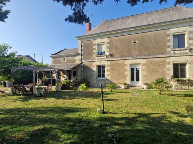 Propriété de charme avec 500 m2 de dépendances et cour intér