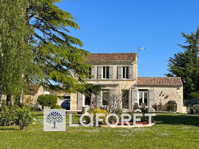 Maison ancienne en pierre avec dépendance et terrain 1400 m². 112m² Gémozac