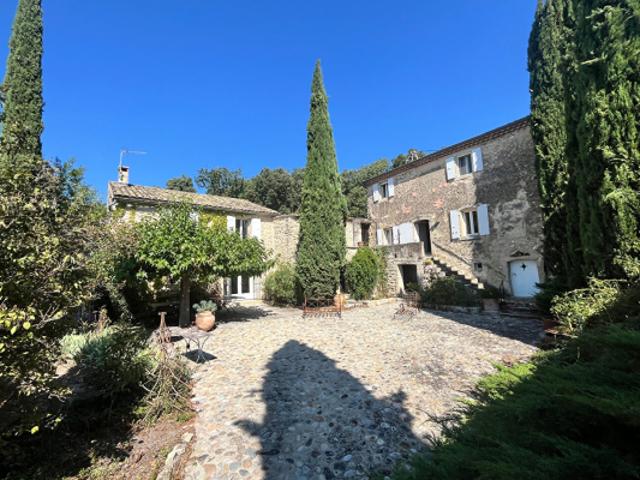 Maison ancienne en pierre avec terrain de de 2000 m² dans un hameau, région GRIGNAN