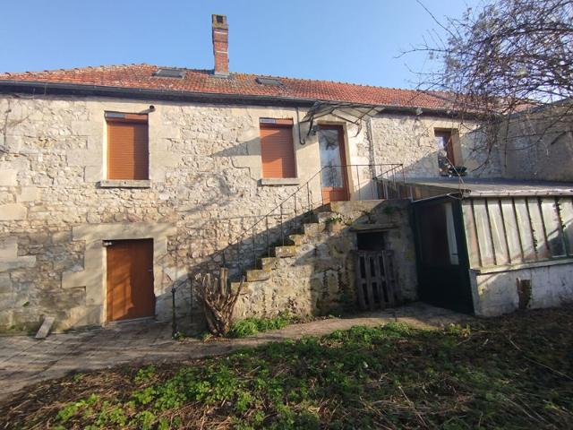 Maison ancienne en pierre à rénover sur la commune de Paars