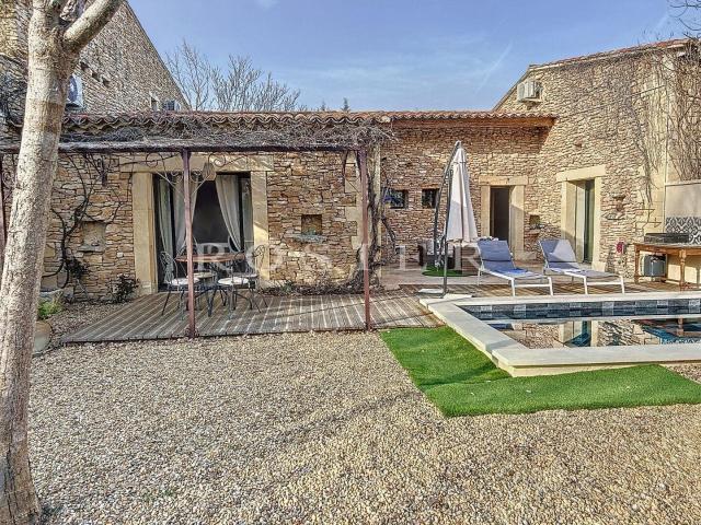 Maison ancienne en pierres de 81 m² à vendre à Gordes avec p. 81m² Gordes