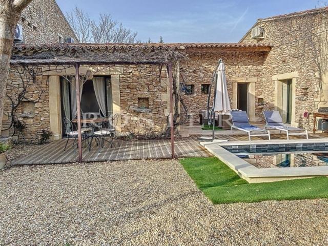Maison ancienne en pierres de 81 m² à vendre à Gordes avec piscine privée