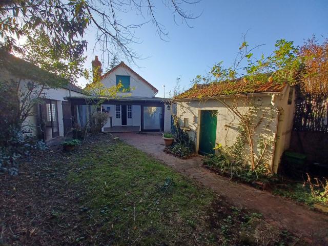 Maison ancienne indépendante, 123m2 hab, T7 avec terrain d'env 2758m2