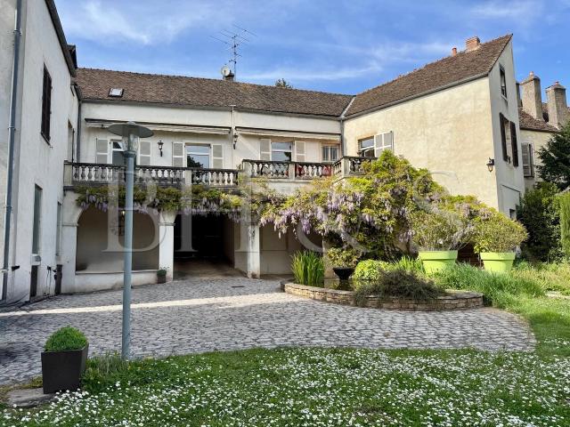 Maison ancienne, piscine, grand jardin, dépendances 450m² Beaune