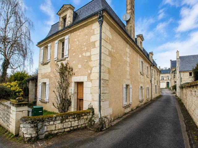 Maison ancienne pleine de charme au cœur de Lerné 37500