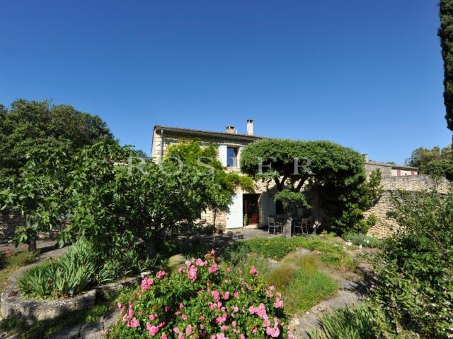 Maison ancienne restaurée de hameau avec grand terrain 185m² Gordes