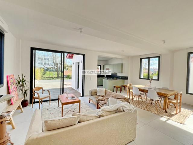 Maison Anglet 6 pièces + T2 de 190m2 env piscine, avec maison indépendante. Proximité Quintaou