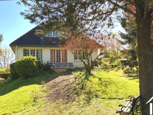 Maison agréable avec beau jardin dans la région des lacs du Morvan