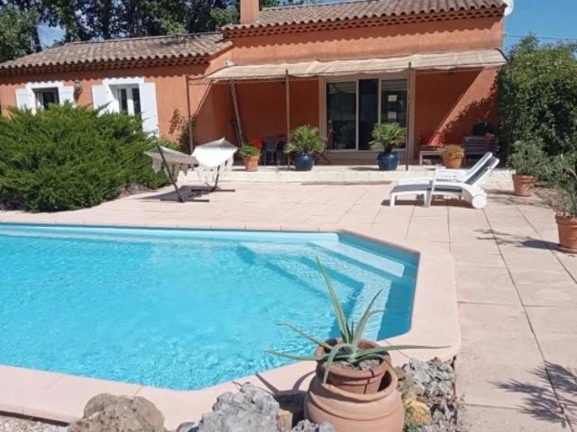 Maison agréable avec piscine à Forcalqueiret