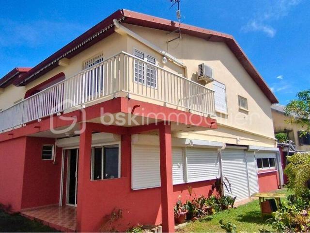 Maison + appartement à Sainte Suzanne
