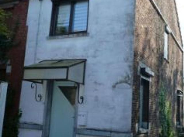 Maison attenante en bon état, 5 chambres