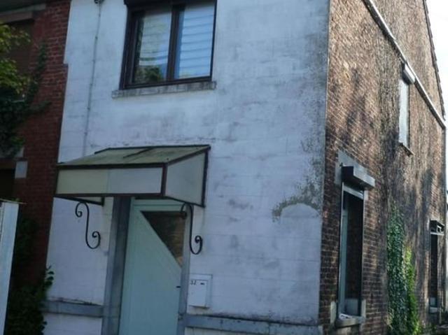 Maison attenante en bon état, 5 chambres