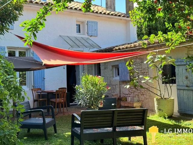 Maison atypique centre bourg avec jardin 110m² Saint Dizant du Gua