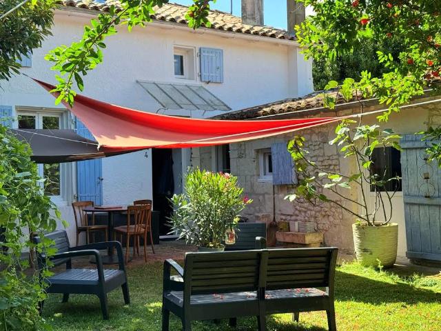 Maison atypique centre bourg avec jardin