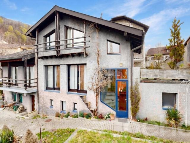 Maison atypique avec atelier indépendant et beau potentiel à Savièse