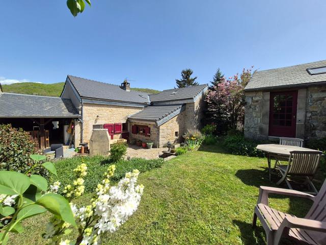 Maison atypique avec Jardin et chambre d'hôtes 145m² Saint Beauzély