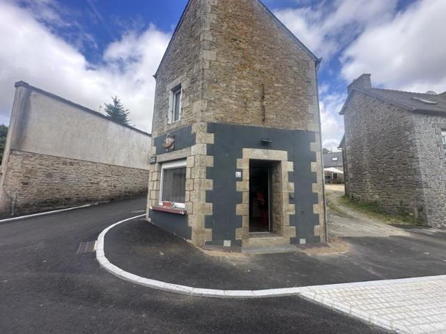 Maison atypique dans le bourg de bourbriac