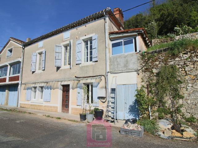 Maison atypique de 140 m2 située à Puy l’Évêque, à deux pas. 140m² Puy l'Evêque