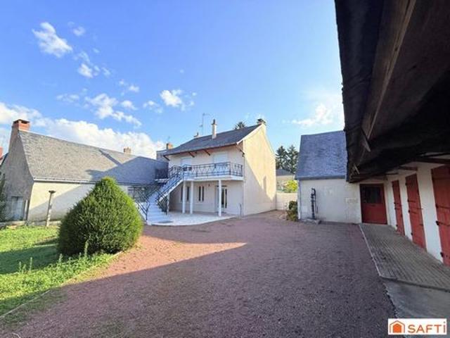 Maison atypique de bourg offrant de beaux volumes avec dépendances
