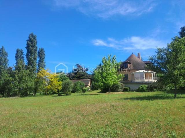 Maison atypique ronde dans un écrin de verdure en Vallée de la Vienne