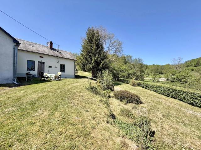 Maison authentique avec un grand terrain à vendre près d'Anost, Morvan