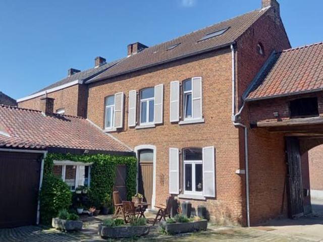 Maison authentique, vue sur un ancien corps de ferme