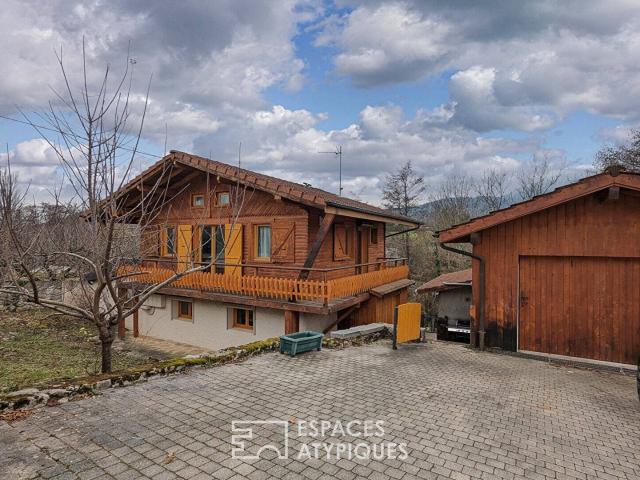 Maison aux allures de chalet avec dépendances