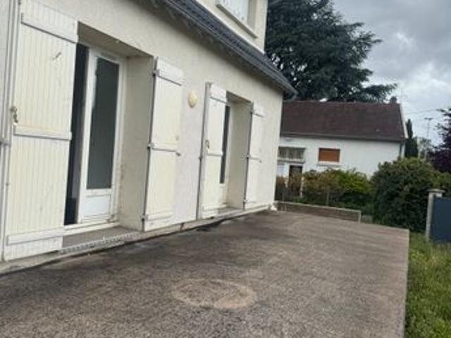 Maison aux beaux volumes avec jardin, terrasse et sous sol complet