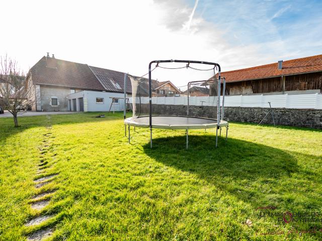 MAISON AUX LONGEVILLES MONT D OR: 213 m2 + combles aménageables sur 1023 m2 de terrain