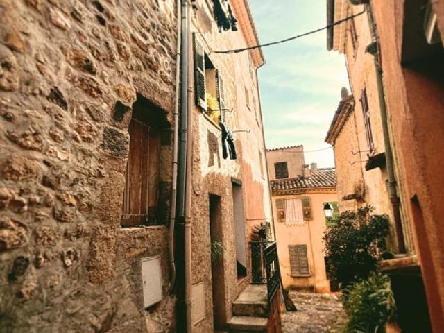 MAISON au cœur du village de BIOT avec CAVE VOÛTÉE