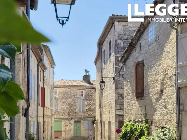 Maison au cœur d'un village médiéval