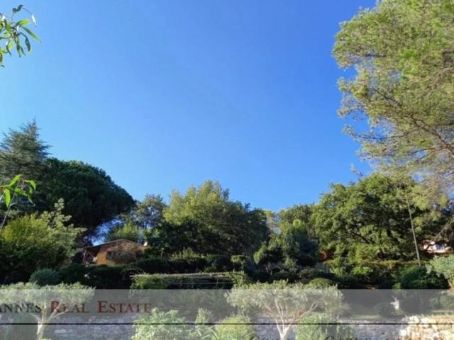 Maison au calme à pied du village avec jardin arboré et dépendance