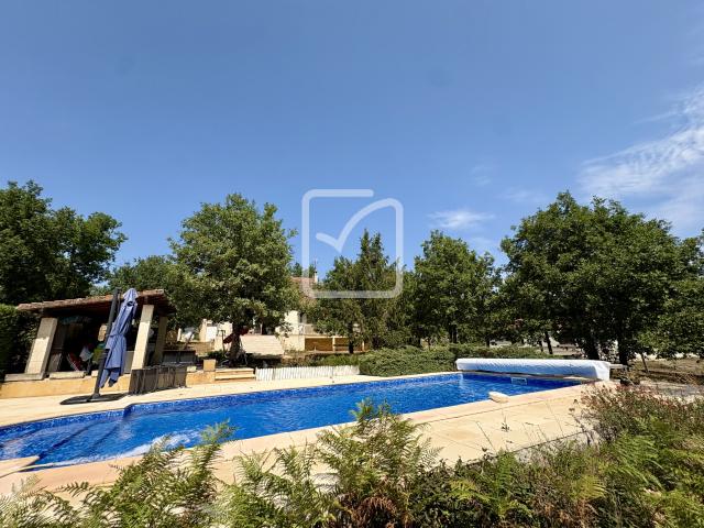 Maison au calme avec piscine et terrain arboré