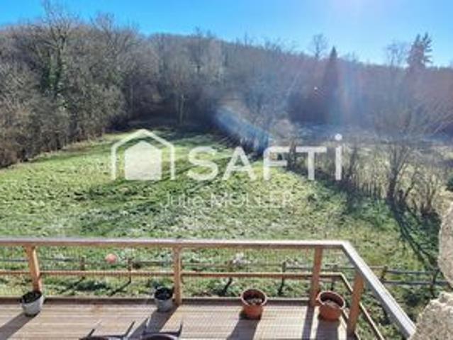 Havre de paix avec rivière et grange