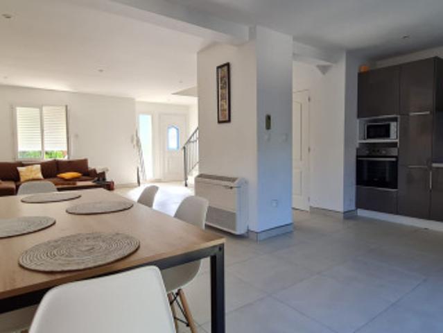 Maison au calme, lumineuse, confortable avec stationnement