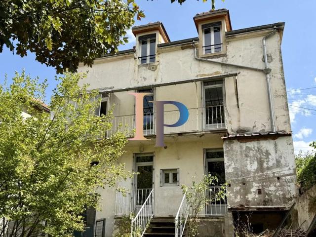 MAISON AU CENTRE DE CHARLIEU