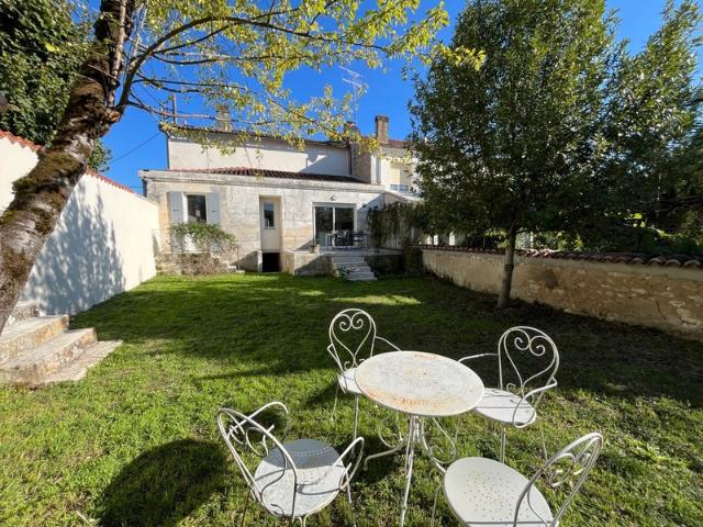 Maison au centre ville de SAINT JEAN D'ANGELY 17 avec jardin clos de murs